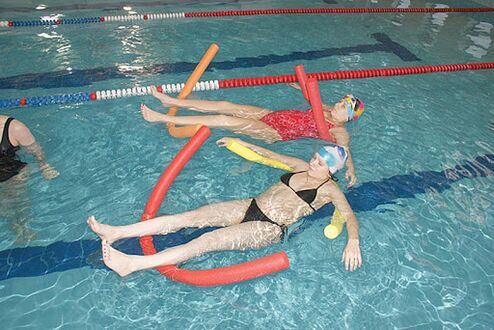 Per il mal di schiena causato da osteocondrosi toracica è necessario visitare la piscina